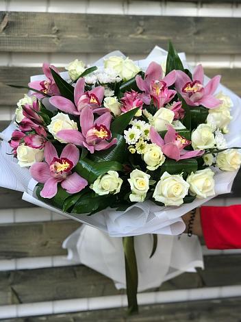 Букет цветов из: Розы и Хризантемы в Улётах