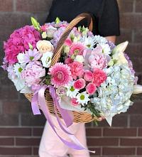 Цветочная композиция из Розы, Хризантемы, Пионы и Лизиантусы в корзине в Улётах