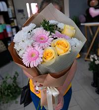 Букет цветов из:  Герберы, Розы и Хризантемы в Улётах