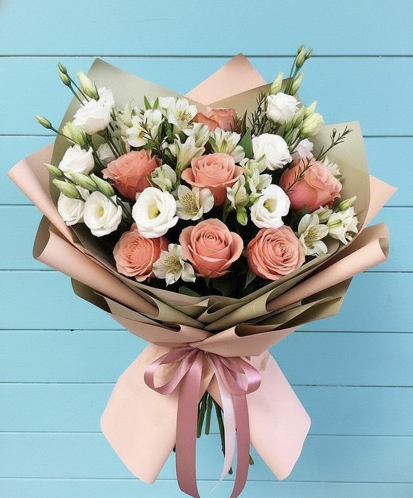 Букет цветов из: Розы, Альстромерии и Лизиантусы в Улётах