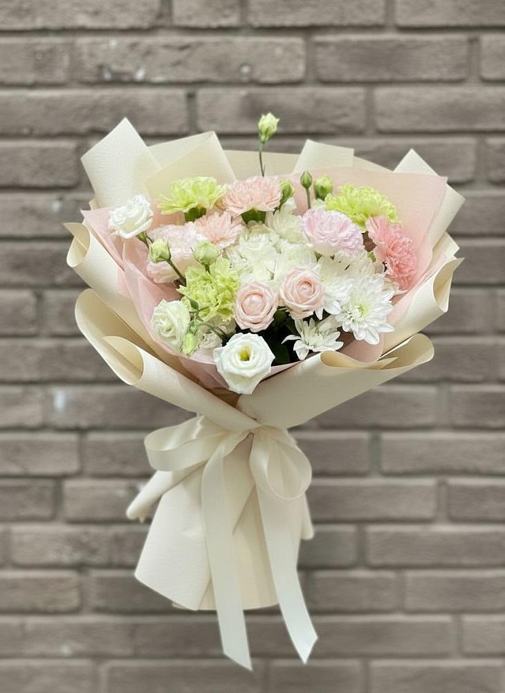 Букет цветов из: Гвоздики, Розы, Лизиантусы и Хризантемы в Улётах