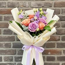 Букет цветов из:  Лизиантусы и Розы в Улётах