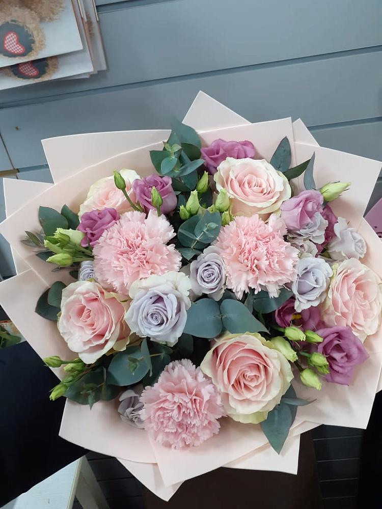 Букет цветов из: Розы, Гвоздики и Лизиантусы в Улётах