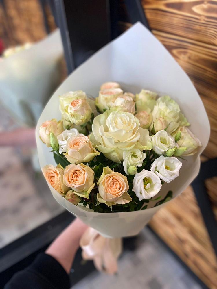 Букет цветов из: Розы и Лизиантусы в Улётах